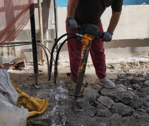 Σπάσιμο πεζοδρομίου με υδραυλικό κομπρεσέρ